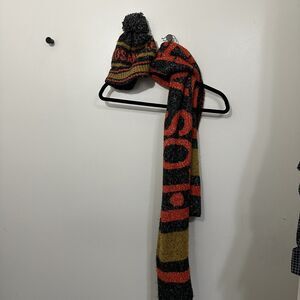 URBAN OUTFITTERS  Los Angeles Matching Beanie & Scarf SET Grey Orange Pom Pom